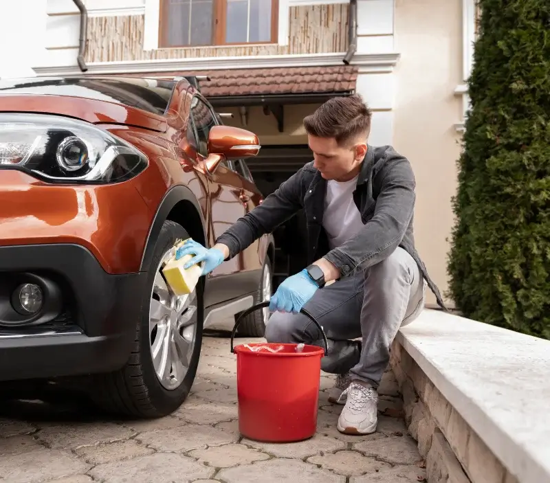 Lavage auto à domicile Fessenheim : professionnel intervenant sur un véhicule